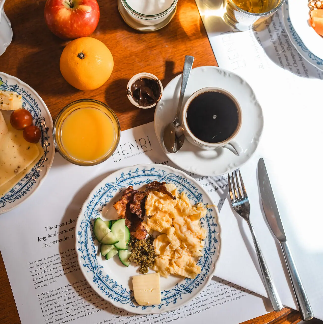 Ein Tisch mit Speisen und Getränken.