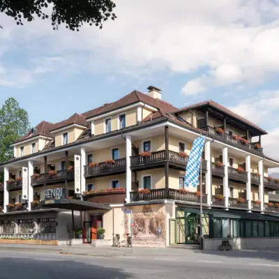 HENRI Garmisch-Partenkirchen Een gebouw met veel balkons.