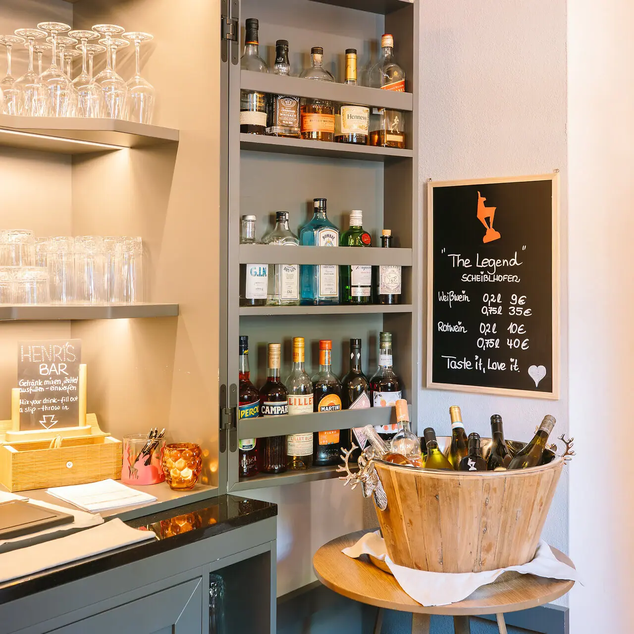 Ein Regal mit Flaschen Alkohol.