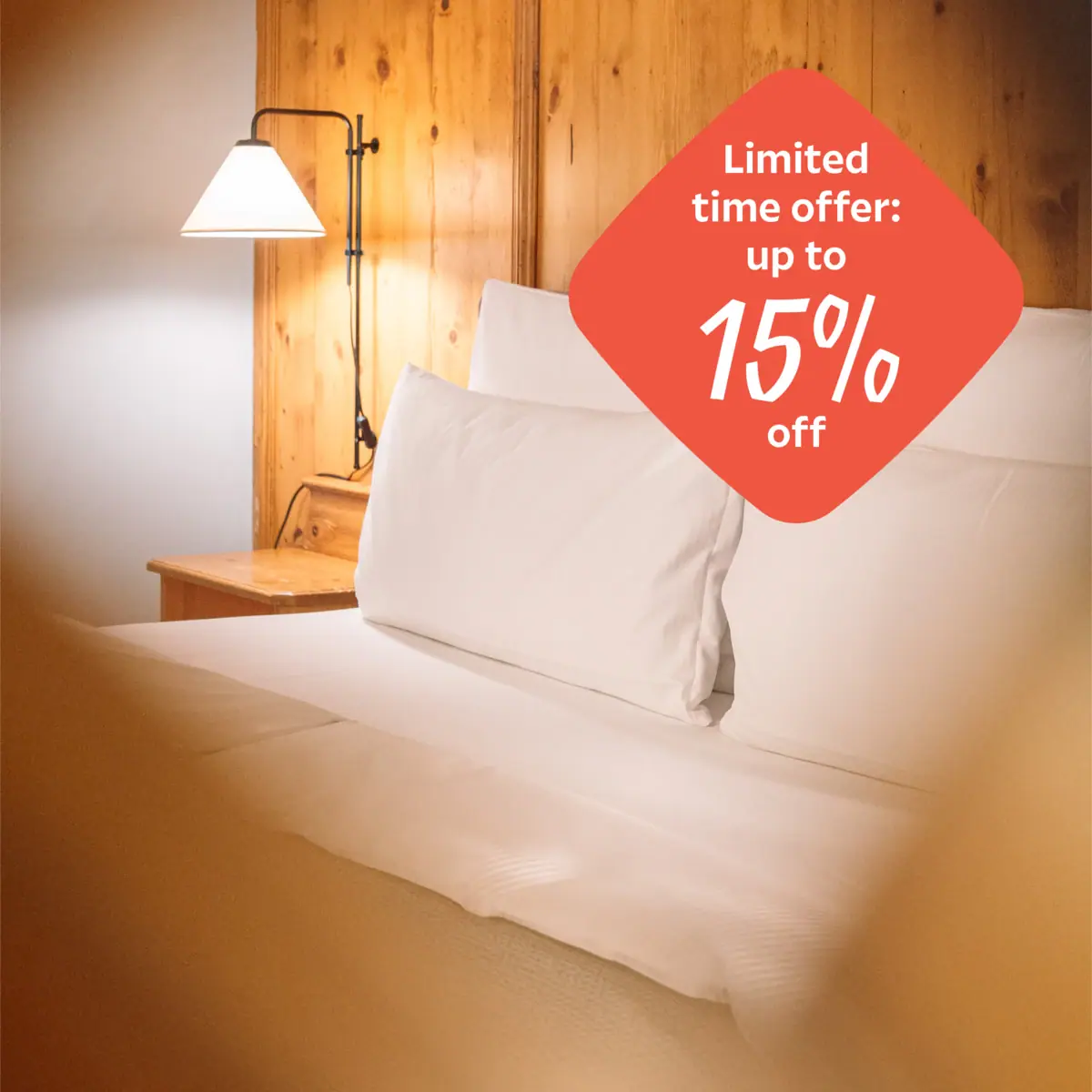 Autumn Special Een bed met witte kussens en een lamp.