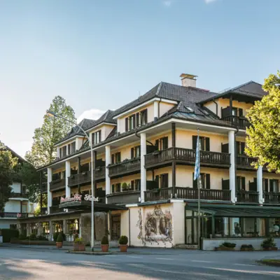 Das HENRI Hotel in Garmisch-Partenkirchen von Außen mit vielen Balkonen.