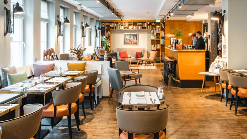 Hotellobby mit Sitzmöglichkeiten und Rezeption