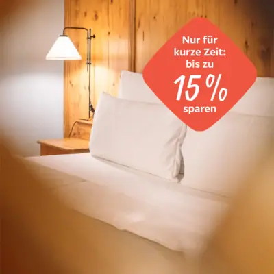 Herfstspecial Een bed met witte lakens en een lamp.