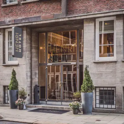 Eingang des HENRI Hotel Hamburg mit zwei Pflanzkübeln 